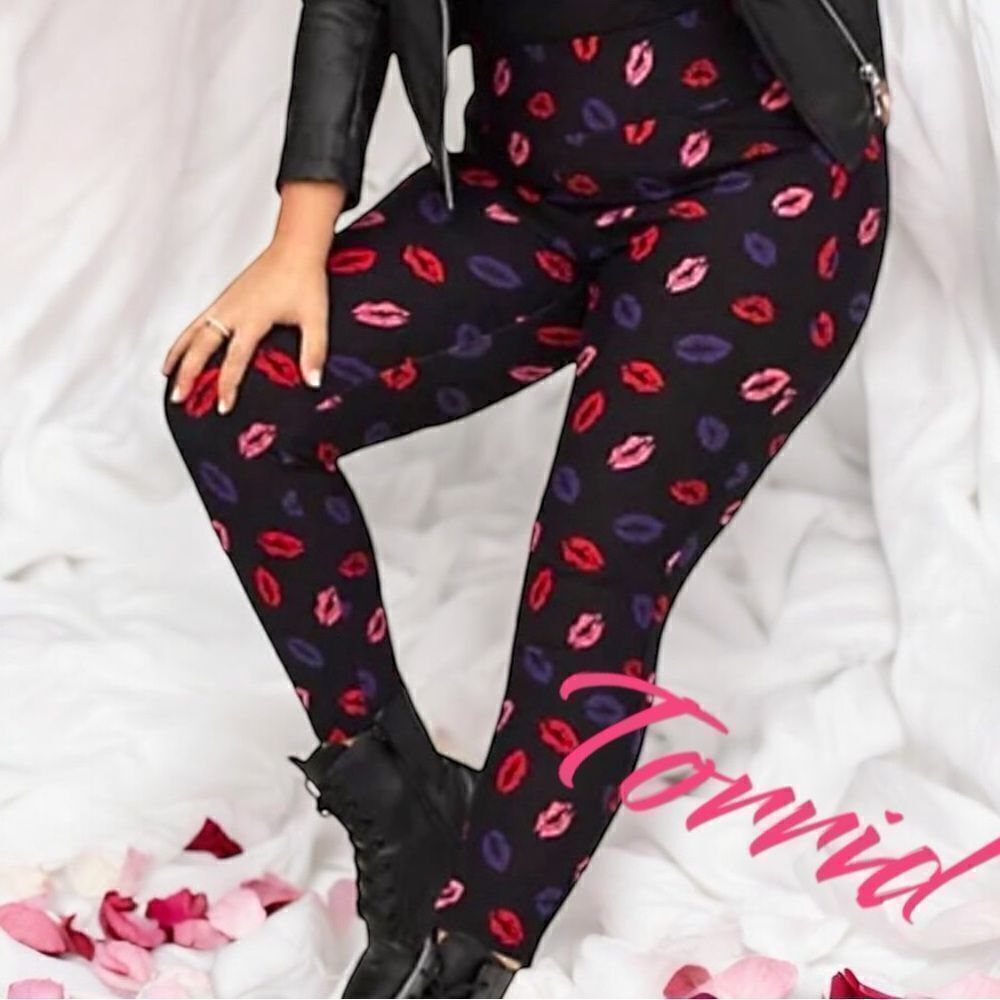 Torrid | Kiss Print Luxe Ponte Skinny Pants l Pocket Pixie l 1 l EUC